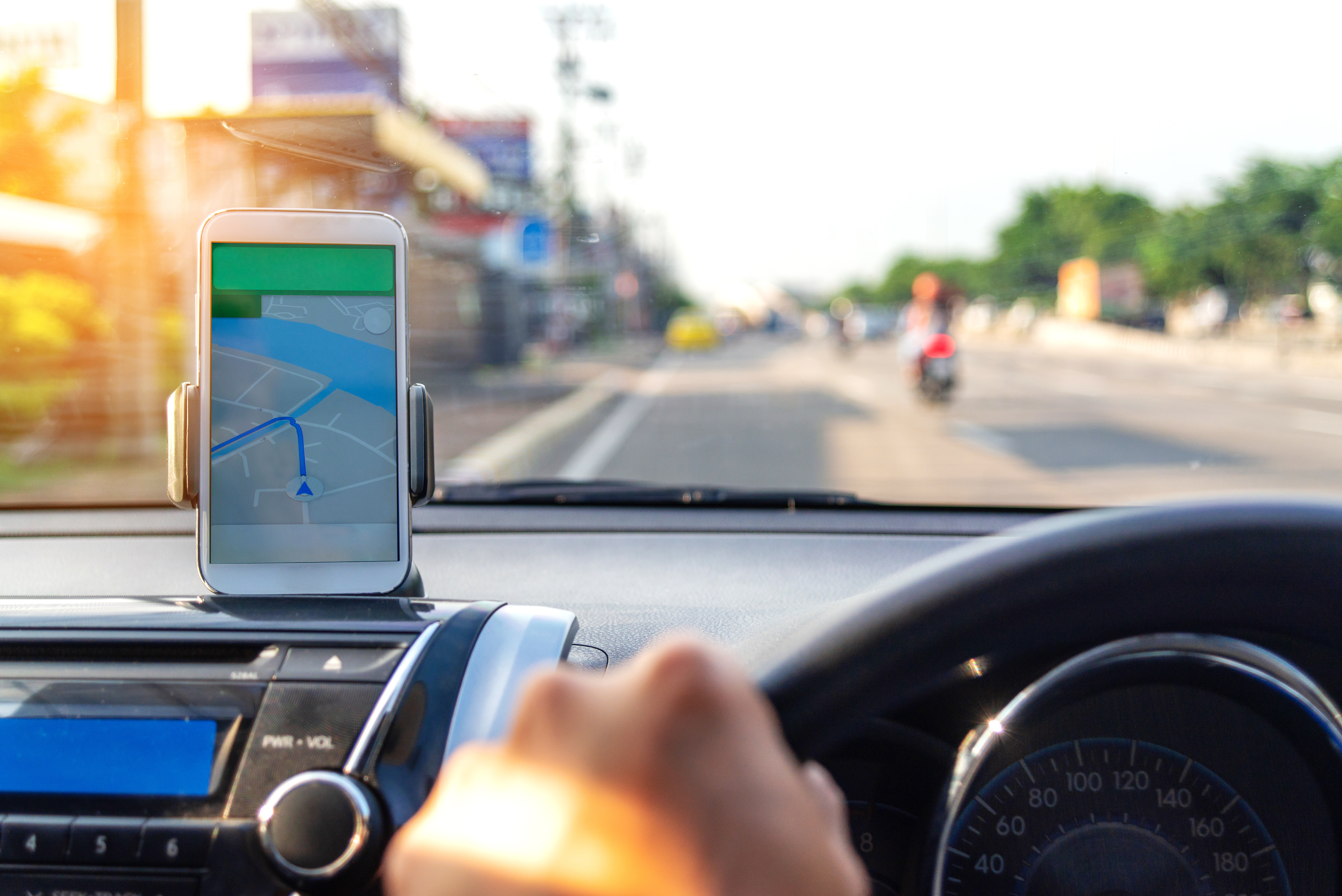 Teléfono Móvil en un soporte del coche indicando una dirección a seguir